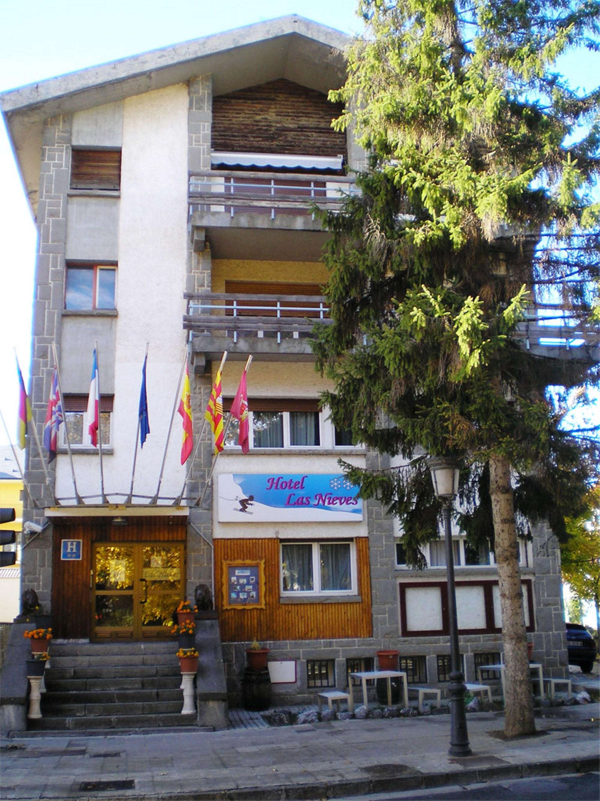 Auto Check In Hotel Las Nieves Jaca Exteriör bild