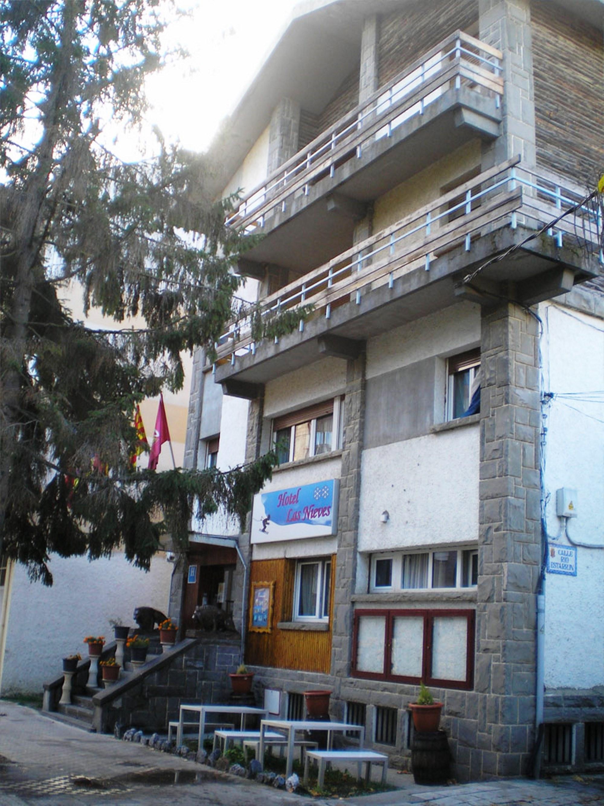 Auto Check In Hotel Las Nieves Jaca Exteriör bild