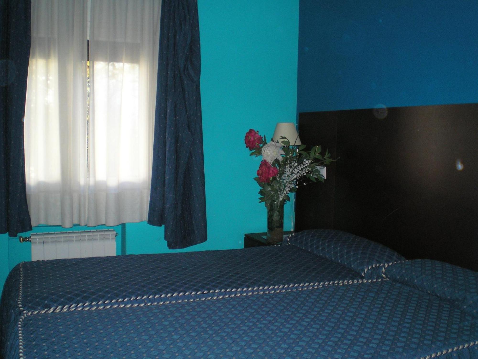 Auto Check In Hotel Las Nieves Jaca Exteriör bild