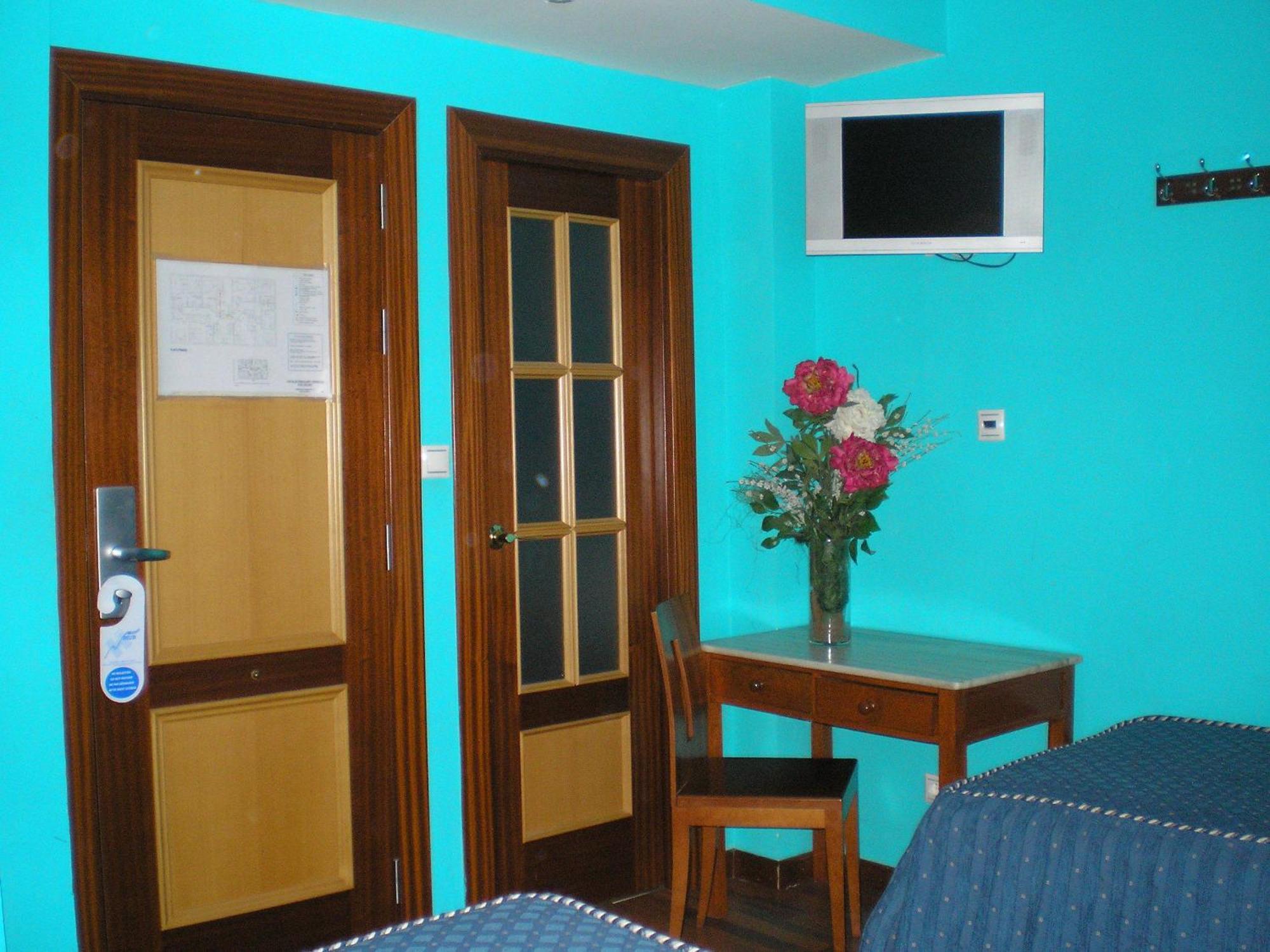 Auto Check In Hotel Las Nieves Jaca Exteriör bild